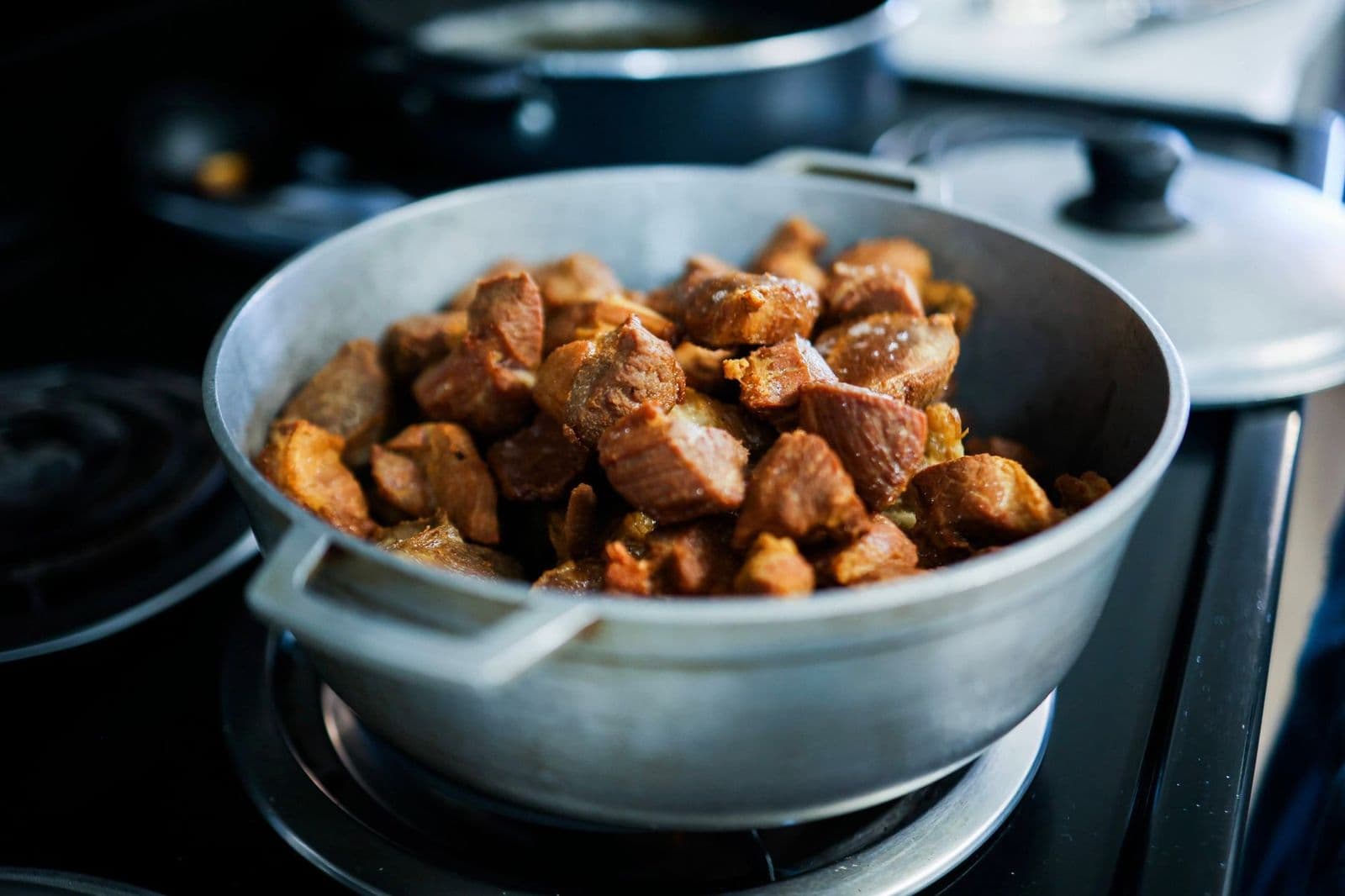 Dutch Oven vs Slow Cooker