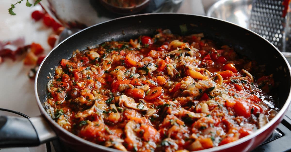 Can You Cook Tomato Sauce in Cast Iron?